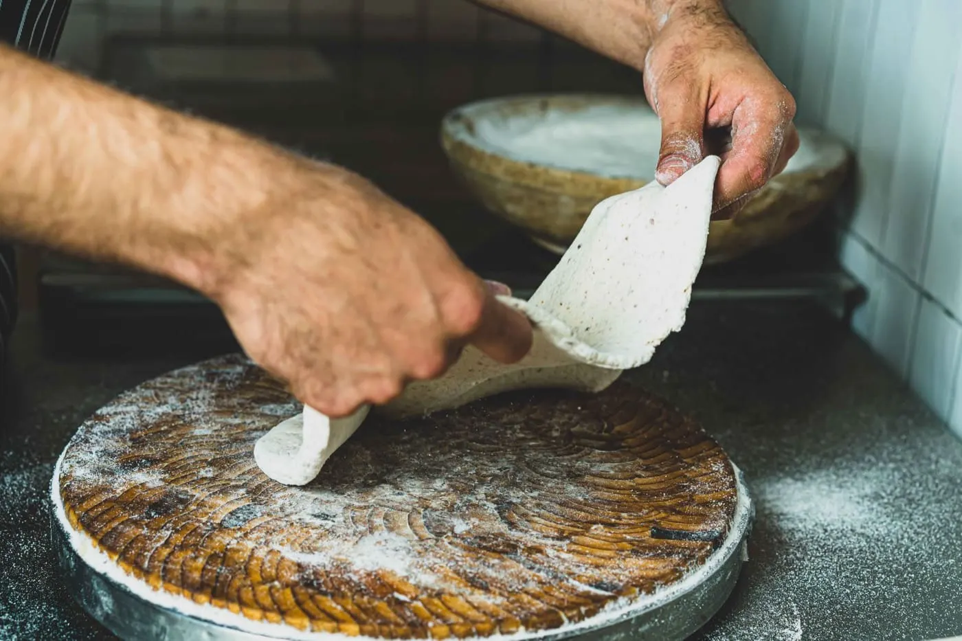 L'impasto del pane lavorato a mano
